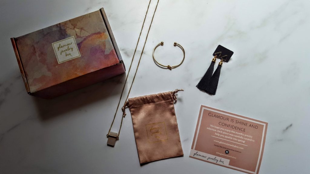 what's in the glamour jewelry box